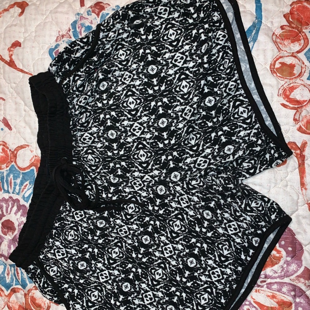 Eye candy 1XL black and white shorts